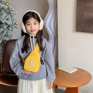 Sac bandoulière jaune pour enfant avec broderie R et cache-oreilles en maille doux