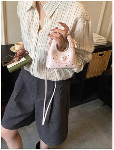 Mini sac bandoulière rose pour enfants avec cœurs noirs et une adorable figurine 3D