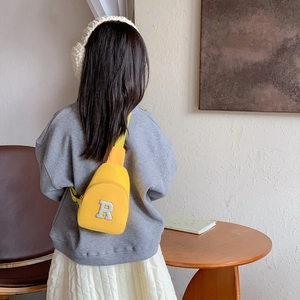 Sac de poitrine enfant jaune vif décontracté avec écusson lettre R en peluche douce