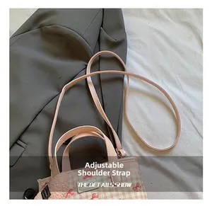 Sac seau rose à carreaux avec bandoulière réglable et breloque lapin mignon