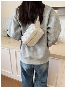 Sac bandoulière blanc irisé avec matelassage en losange et détail d'oreilles de lapin