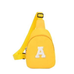 Sacoche bandoulière jaune pour enfant avec lettre A brodée blanche sur le devant