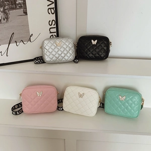 Kinder Umhängetasche PU Leder Rautensteppung Schmetterling Deko Breiter Buchstabenriemen Modische Mädchen Schultertasche Mini Quadratisch