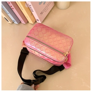 Détail du sac banane holographique rose avec motif matelassé et fermetures éclair dorées