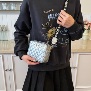 Silberne gesteppte Kindertasche mit Schmetterlingsdekor und sportlichem LOVE-Buchstabenriemen