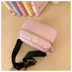 Détail du sac banane rose iridescent matelassé avec zips dorés et sangle réglable