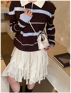 Mini sac bandoulière blanc à pois pour fille avec polo en tricot et jupe en dentelle élégante