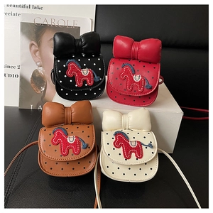 Détail de quatre sacs bandoulière enfant à pois avec nœuds 3D et broderie de poney