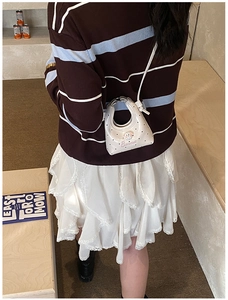 Vue détaillée arrière d'un sac demi-lune blanc à pois roses avec un chien mignon