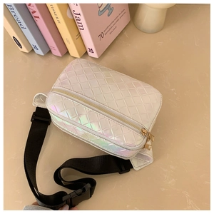 Détail du sac banane blanc iridescent avec motif matelassé et sangle noire réglable