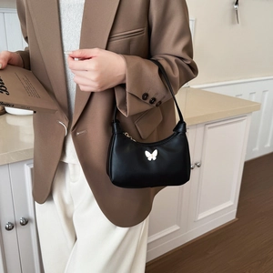 Sac à main croissant noir minimaliste pour enfants avec détail de papillon blanc