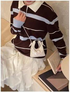 Détail d'un mini sac à main blanc avec décor de lapin et texte Banma rose