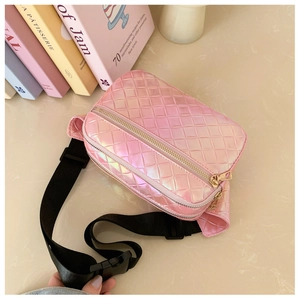 Détail du sac banane rose holographique laser avec motif classique de losanges matelassés
