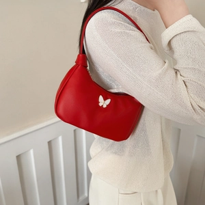 Petit sac à bandoulière rouge pour enfant avec boucle papillon blanche sur haut en tricot