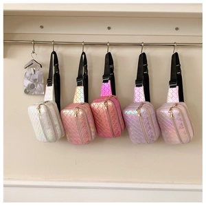 Détail de sacs banane irisés avec texture en losanges et fermetures éclair dorées