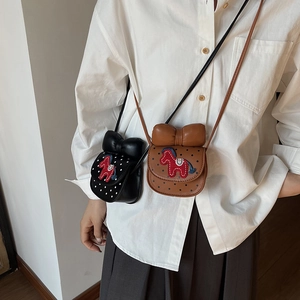 Petit sac bandoulière mignon pour fille avec patch poney et nœud en noir et brun