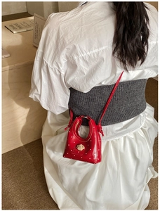 Détail du mini sac bandoulière rouge pour enfants avec pois blancs et ours en peluche brun