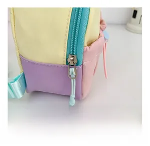 Détail du zip fluide sur le sac à bandoulière coloré avec cordon pour enfants