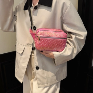 Sac bandoulière rose métallisé à texture tressée avec double zip et bandoulière noire