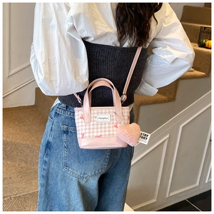 Mädchen Eimertasche in Rosa und Weiß kariert mit Herzanhänger und süßer Schleife