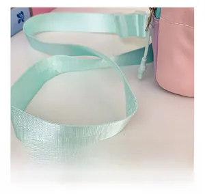 Détail de la bandoulière réglable en nylon avec boucle sur un sac color-block enfant