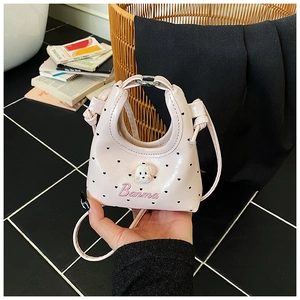 Détail du mini sac rose à motif cœur avec décoration de chiot en 3D mignonne