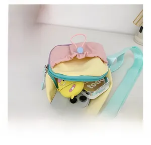 Détail montrant la capacité intérieure du sac bandoulière enfant aux couleurs pastel