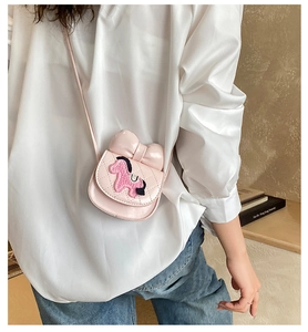 Détail du sac bandoulière rose matelassé pour fille avec nœud et écusson poney mignon