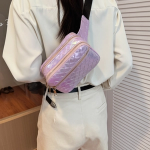 Sac banane matelassé violet iridescent métallique avec bandoulière sur mannequin