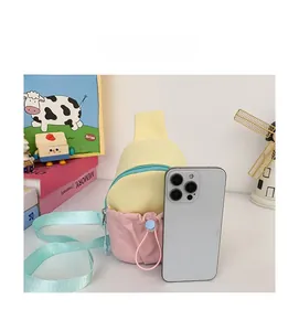 Mini sac de poitrine enfant jaune rose et vert avec comparatif taille mobile