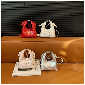 Lot de quatre mini sacs à main chien à pois en rouge, blanc, rose et argent brillant
