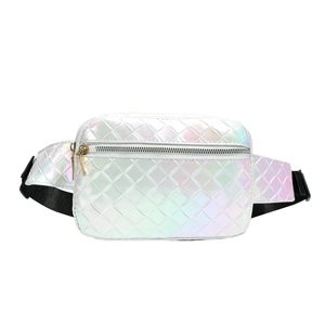 Sac banane argenté iridescent avec texture tressée et sangle réglable au style urbain