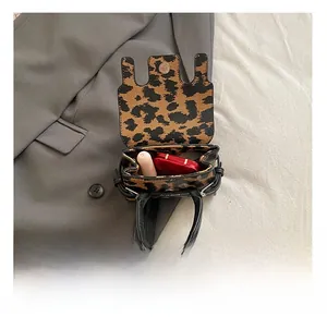 Vue macro de l'intérieur du mini sac léopard montrant la capacité pour rouge à lèvres