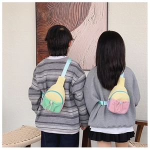 Détail de sacs bandoulière enfant avec couleurs contrastées et sangle réglable