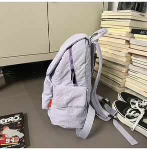 Détail de la poche latérale et de la fermeture éclair du sac à dos en nylon violet