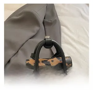 Détails de la mini sacoche à imprimé léopard avec poignées en cuir et boucle en métal