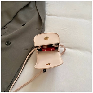 Intérieur du mini sac bandoulière rose montrant le fermoir magnétique et l'espace