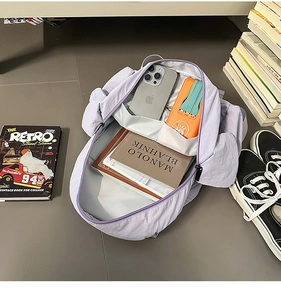 Vue intérieure d'un sac à dos en nylon violet clair avec compartiments de rangement