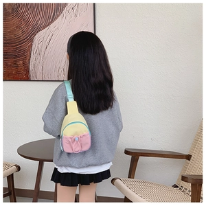 Détail du sac de poitrine pour enfant avec cordon de serrage et design contrasté