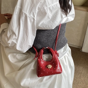 Mini sac à bandoulière rouge à pois pour enfants avec décoration de charm en ours peluche
