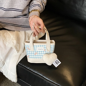 Blau-weiß karierte Eimertasche für Mädchen mit Herzanhänger und Schleifendetails