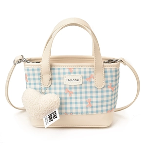 Sac seau à carreaux bleus minimaliste avec nœud rose et breloque cœur en peluche blanc