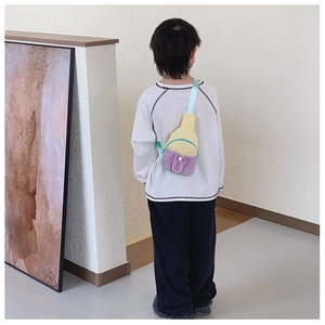 Détail du sac bandoulière enfant coloré avec poche à cordon et sangle vert menthe