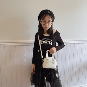 Mini white shell bag with lychee pattern and shoulder strap for little girls