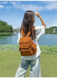 Vue extérieure d'un sac à dos léger orange pour enfants avec sangles réglables et poches