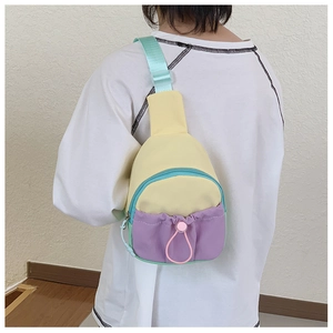Vue détaillée de l'arrière du sac bandoulière pour enfants avec sangle verte et zip