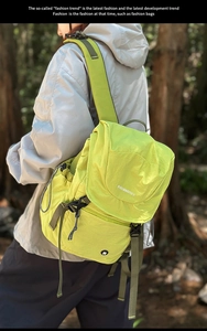 Detailansicht des neongrünen Nylon-Rucksacks mit verstellbaren Seitengurten und Schnalle