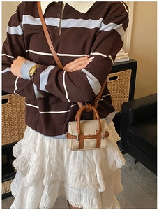 Détail du micro sac en toile avec garniture en cuir marron et boucle en métal