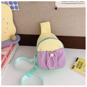 Détail du sac à bandoulière multicolore avec poche à cordon et sangle réglable