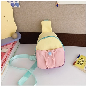 Détail du sac de poitrine enfant avec poche à cordon et texture en tissu de nylon